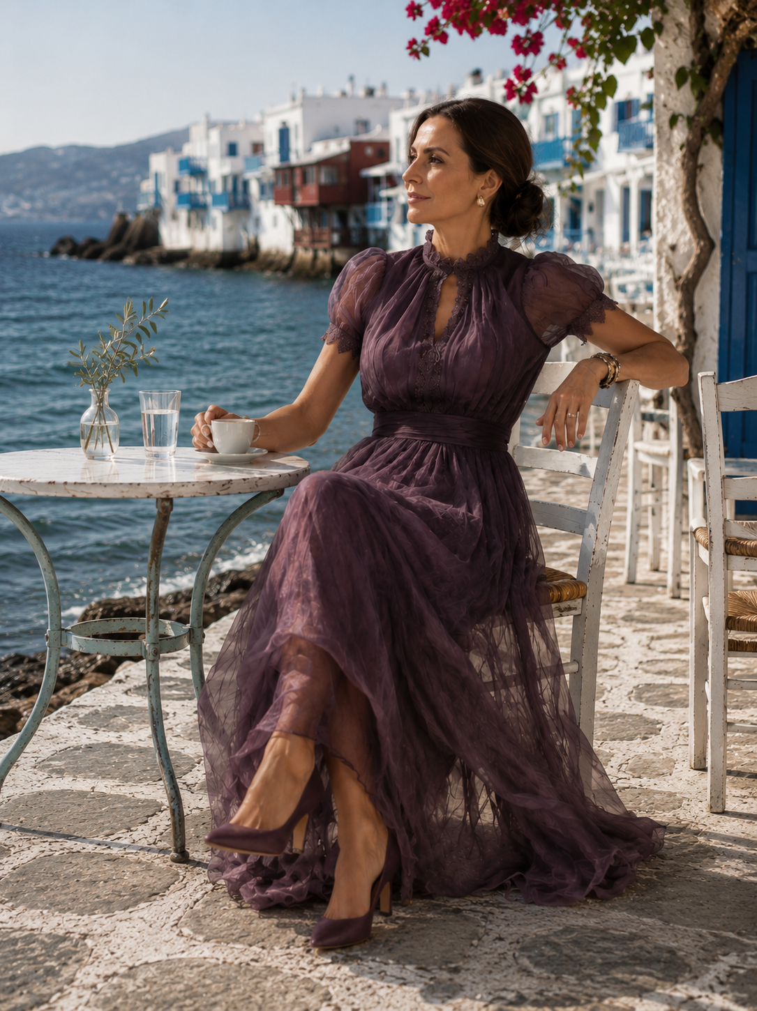 Flavia - Μακρύ μωβ φόρεμα με ντεκολτέ σε σχήμα σταγόνας και λεπτομέρειες από δαντέλα chiffon